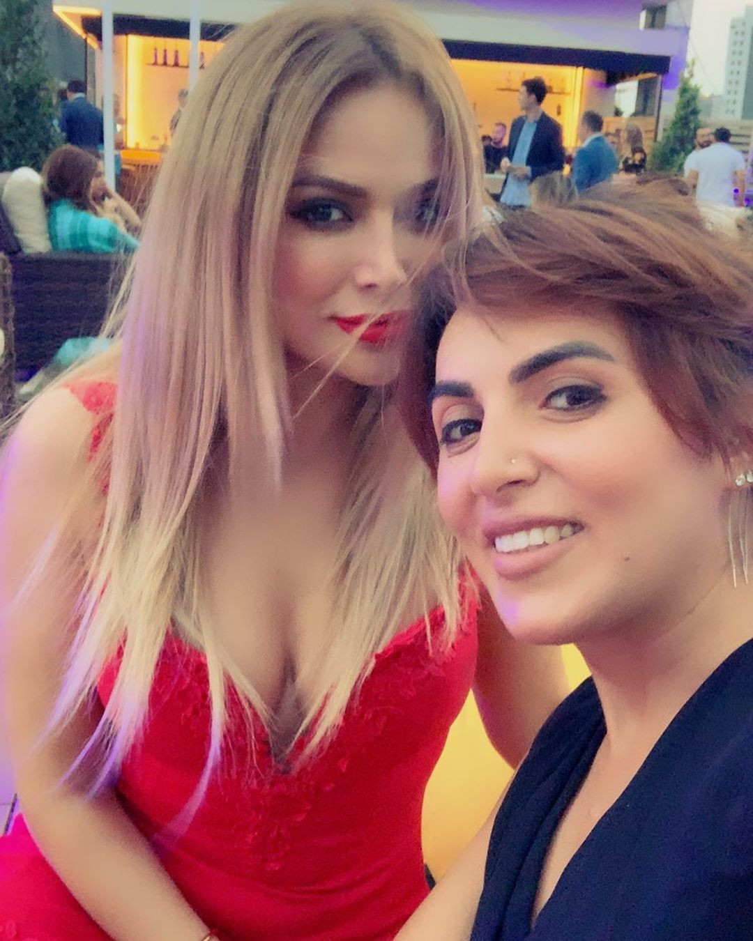 Nigar qırmızı rəngli libasıyla izləyicilərinin ağlını başından aldı - FOTO