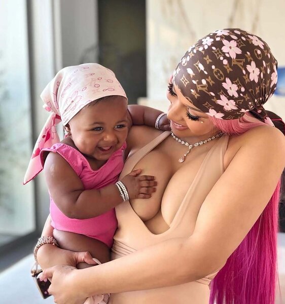 Cardi B qızının üzünü göstərdi - FOTOLAR