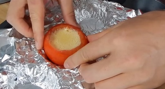 Yumurtanı sındırıb, pomidorun içərisinə tökdü. Əla səhər yeməyi hazırladı