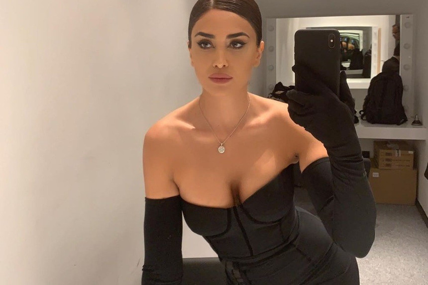 Pərvin Abıyeva dərin sinə dekoltəsi və qısa libası ilə türkləri heyran etdi - FOTO