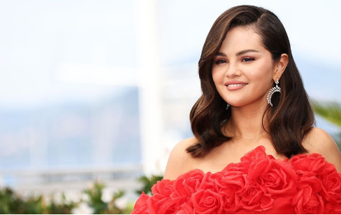 Selena Qomez plastik əməliyyat olunması haqda deyilənləri inkar etdi