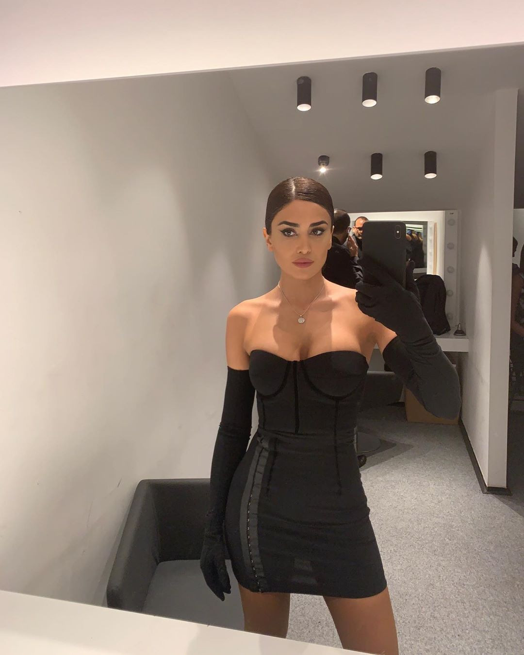 Pərvin Abıyeva dərin sinə dekoltəsi və qısa libası ilə türkləri heyran etdi - FOTO