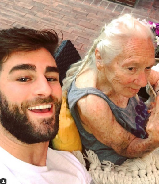 31 yaşlı kişi 89 yaşlı qadına vuruldu - FOTO