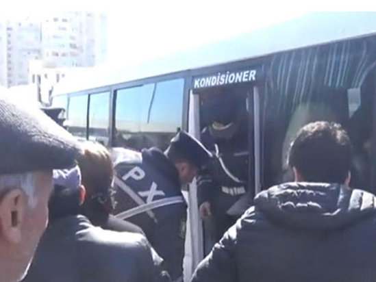 SON DƏQİQƏ! Bakı-Sumqayıt yolunda mikroavtobuslarda reyd: Sərnişinlər endirilir - VİDEO