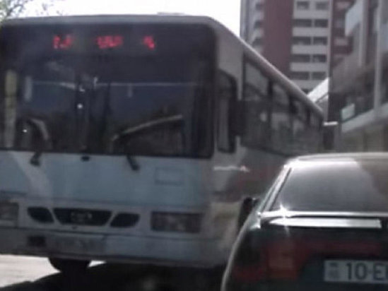 Bakıda avtobus sürücüsünün ÖZBAŞINALIĞI: Sərnişinlərin həyatını təhlükəyə atdı - VİDEO