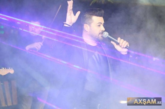 Gənc qızların sevimlisi olan Burak Bakıda - FOTOLAR