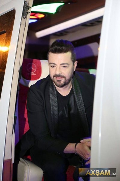 Gənc qızların sevimlisi olan Burak Bakıda - FOTOLAR