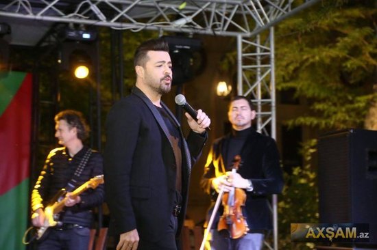 Gənc qızların sevimlisi olan Burak Bakıda - FOTOLAR