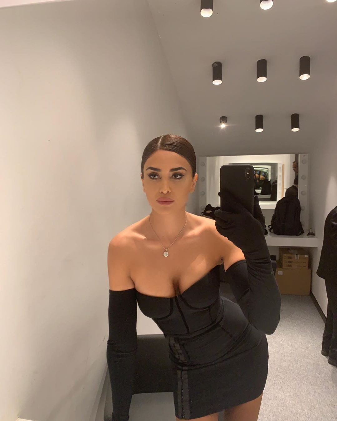 Pərvin Abıyeva dərin sinə dekoltəsi və qısa libası ilə türkləri heyran etdi - FOTO