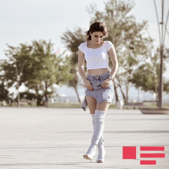 Rəqsanənin qızından mini ətəkdə ehtiraslı pozalar - FOTOLAR