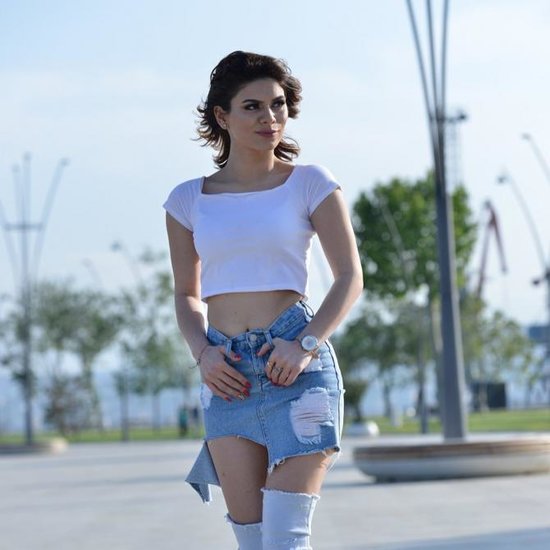 Rəqsanənin qızından mini ətəkdə ehtiraslı pozalar - FOTOLAR