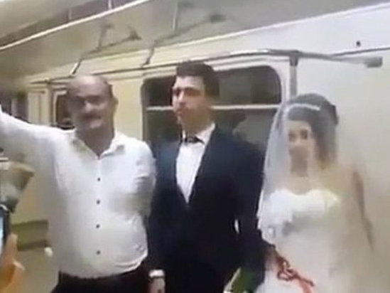 Bakıda bəy və gəlin toya metroda getdi - VİDEO
