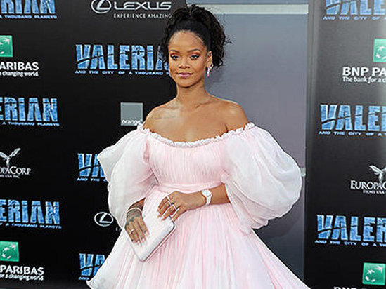 Rihanna şişib TANINMAZ HALA düşdü - FOTO