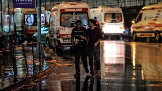 İstanbuldakı gecə klubuna hücum anı - DƏHŞƏTLİ KADRLAR (18+)