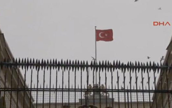 Hollandiya bayrağı çıxarıldı, yerinə Türkiyə bayrağı vuruldu... - Foto
