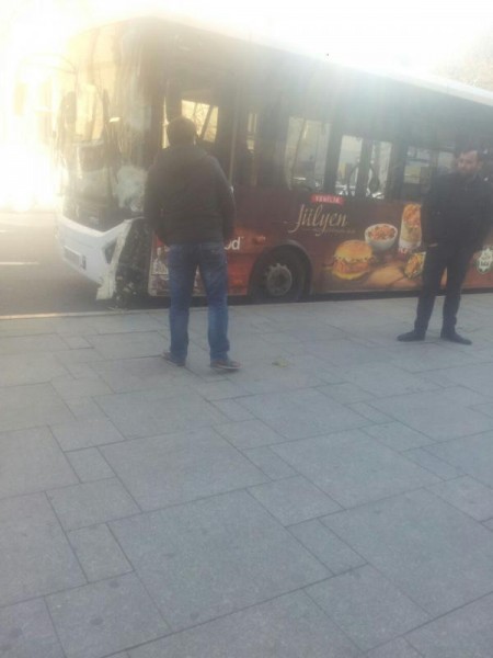 SON DƏQİQƏ!Paytaxtda "Lexus"la marşrut avtobusu toqquşdu: Yaralılar var-FOTOLAR