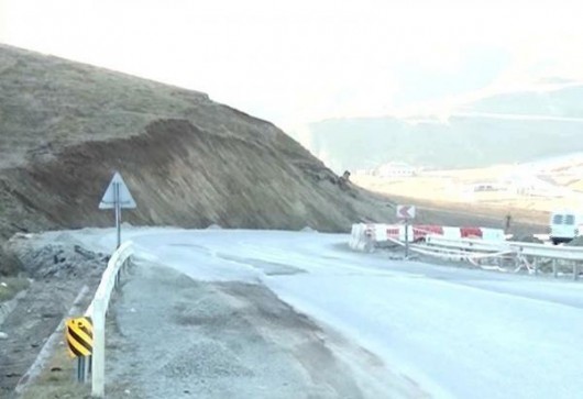 Bakının məşhur yolu çökdü - FOTOLAR