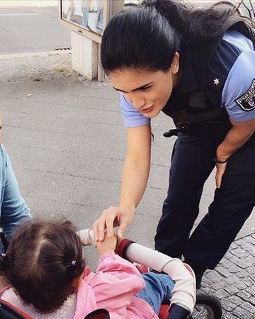 Berlinin 29 yaşlı azərbaycanlı polis komissarı gözəlliyi ilə valeh etdi - FOTOLAR