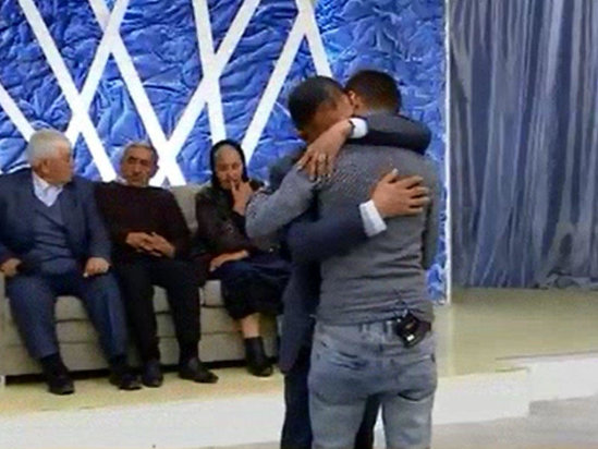 Üzünü görmədiyi atasını 24 il sonra Bakıda tapdı: QOVUŞMA ANI - VİDEO