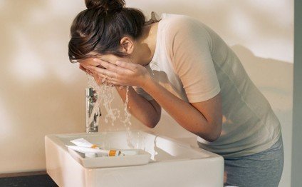Üzü isti, yoxsa soyuq su ilə yumalıyıq? - DERMATOLOQ MƏSLƏHƏTİ