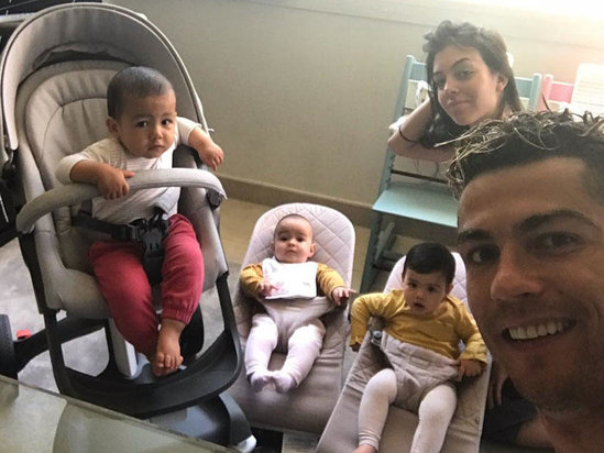 Kriştianudan ailə FOTOsu