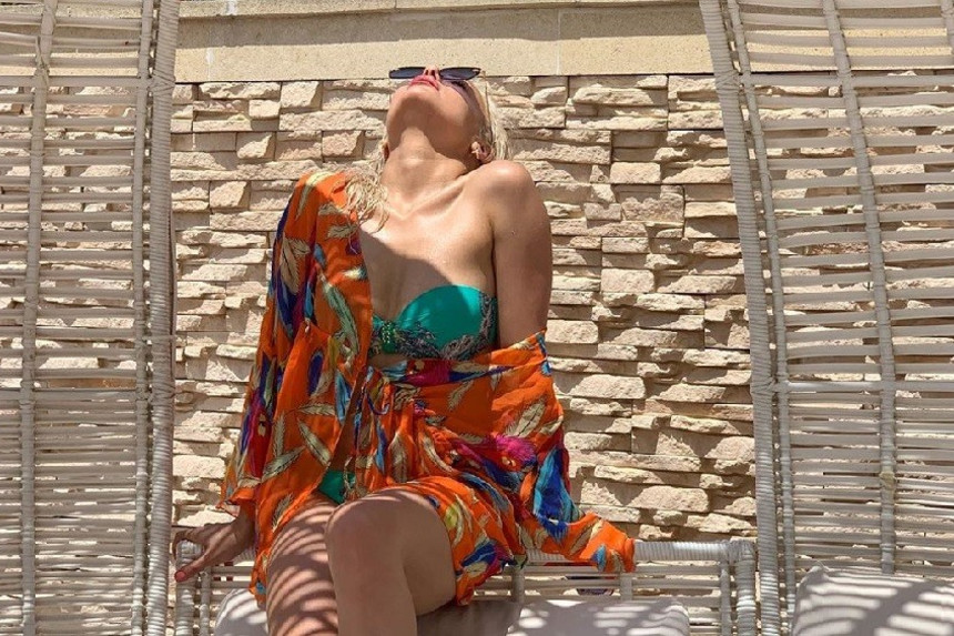 Azərbaycanlı müğənnidən dəniz kənarında bikinili poza - FOTO