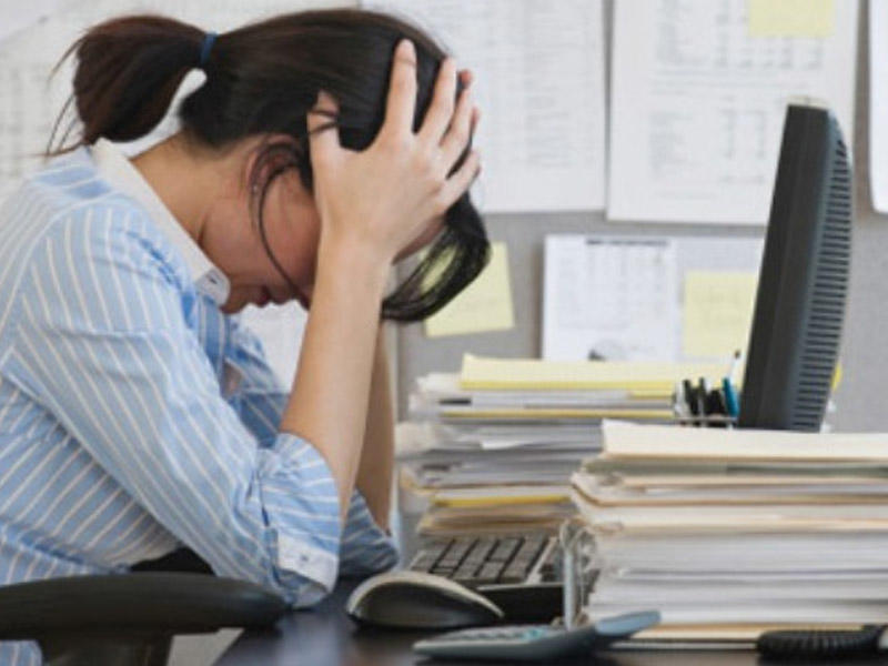 Kompüter qarşısında işləyənlər üçün təhlükə siqnalı: Görmə və onurğa