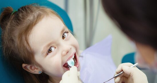 Uşaqlar üçün mütəmadi olaraq diş müayinəsi vacibdir.