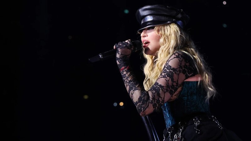 Madonna 67-ci ad günü tortunu nümayiş etdirdi - Pərəstişkarları dəhşətə gəldi