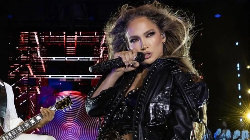 Deputat Lopezin Astana konsertindəki geyimlərini tənqid edib