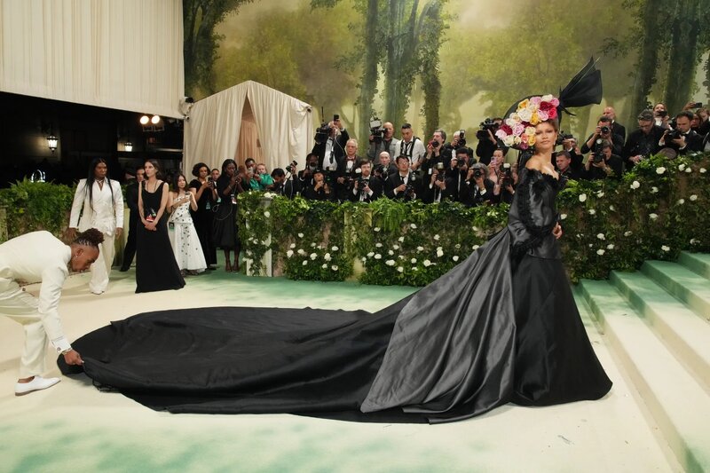 Met Gala' qırmızı xalısında gözəllik yarışı - FOTOLAR