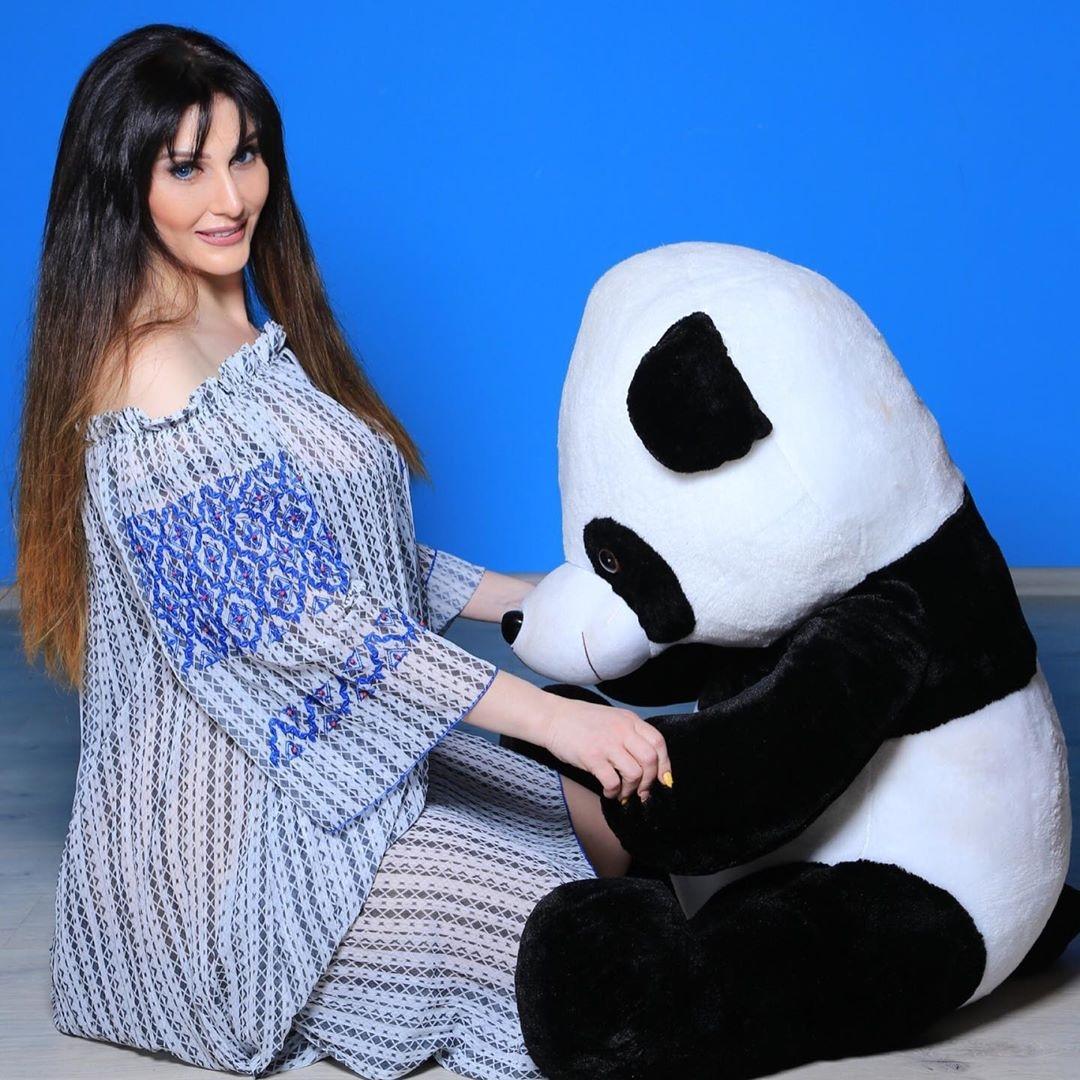 Azərbaycanlı aktrisanın panda ilə verdiyi pozalar müzakirəyə səbəb oldu - FOTO