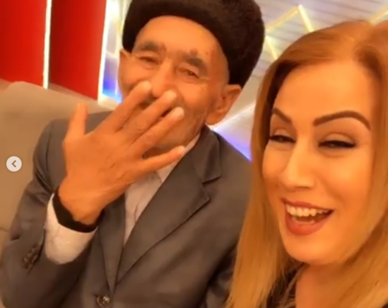 Yaşlı kişi ilə Roza Zərgərlinin bu görüntüləri hər kəsi güldürdü - VİDEO