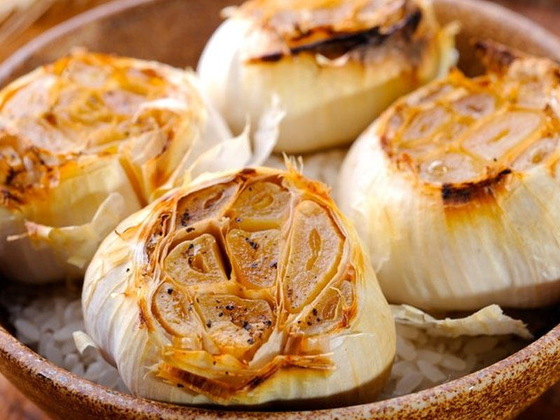 3 gün ərzində 6 diş qızardılmış sarımsaq yedi görün nələr baş verdi