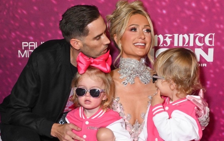 Peris Hilton ilk dəfə ailəsi ilə qırmızı xalçada - Fotolar