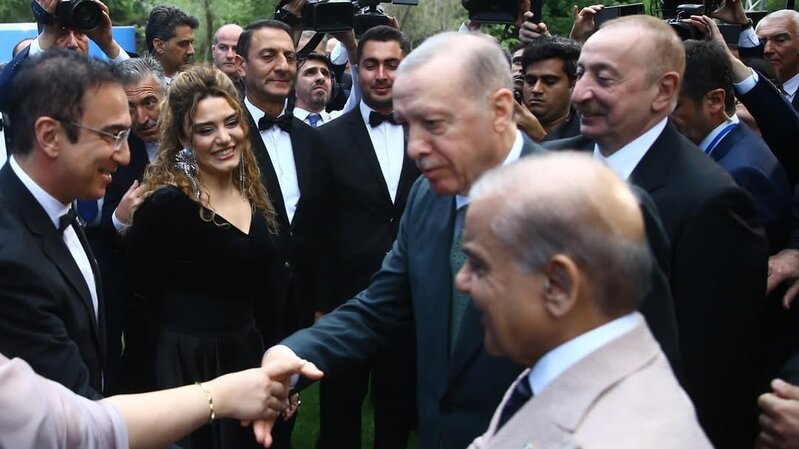 Prezidentlərin qarşısında çıxış edən Çinarədən - AÇIQLAMA