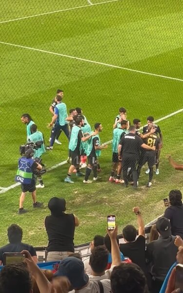 Məşhur müğənni 'Qarabağ'ı dəstəkləmək üçün Budapeştə getdi - FOTOLAR