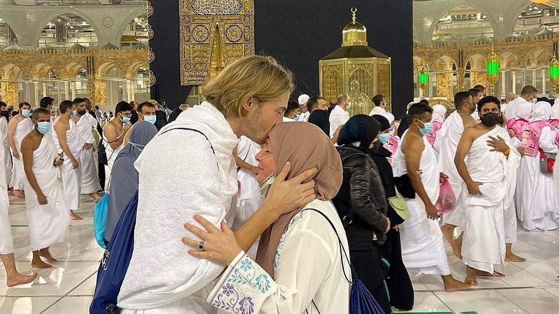 Fransalı ulduz anası ilə Məkkədə - FOTO