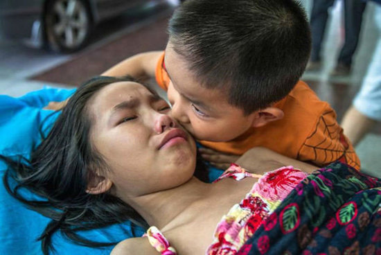 Dünya BU FOTOLARA AĞLADI: Xəstə bacısını tək qoymadı, BU SÖZLƏRİ ÜRƏK PARÇALADI