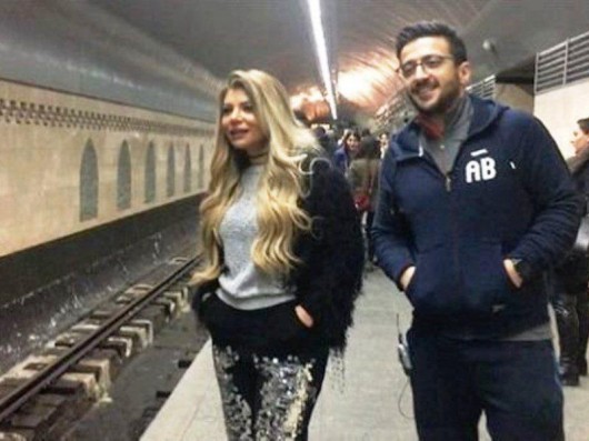 Aparıcı Afaqla müğənni Abbas - metroda - FOTO