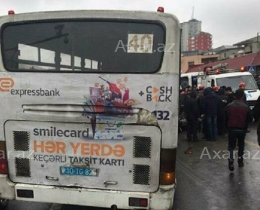Bakıda dəhşətli qəza: avtobus parklanmış maşınlara çırpıldı, başqa birinin üstündən keçdi - FOTO