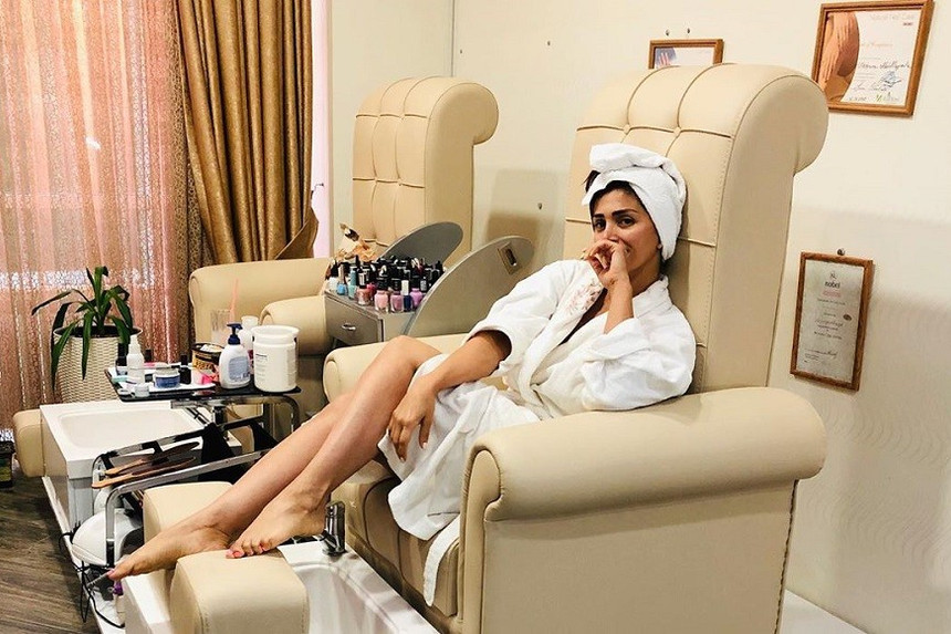 Azərbaycanlı aparıcı hamam xalatında foto paylaşdı - Tənqid olundu