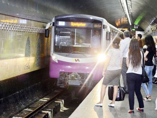 Bakı metrosunda insident: Qadın sərnişin maşınistin "üzünə tüpürdü"