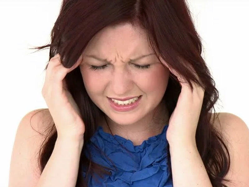 Başınızı sanki dəmir halqa ilə sıxırlar – Beyində spazm, yoxsa stress?