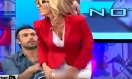 Canlı yayımda BİABIRÇILIQ! Oğlan aparıcının sinəsinə toxundu, alt paltarına... - VİDEO