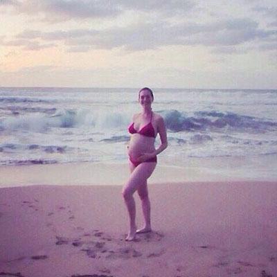 Hamilə aktrisa bikinidə - FOTO