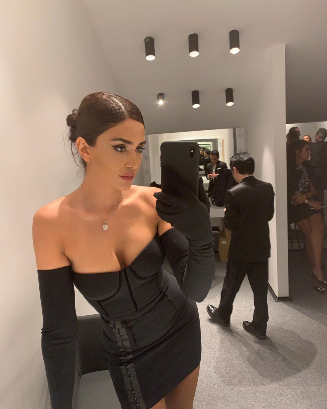 Pərvin Abıyeva dərin sinə dekoltəsi və qısa libası ilə türkləri heyran etdi - FOTO