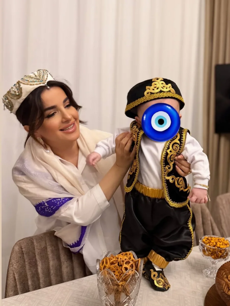 Məşhur xanəndə yeni doğulan oğlu ilə bayram süfrəsində - FOTO
