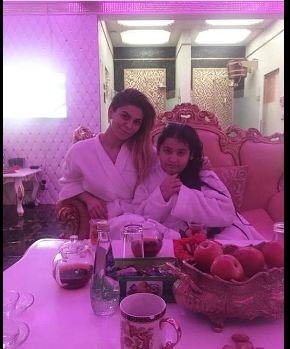 Rəqsanənin qızları hamam xalatında - FOTO