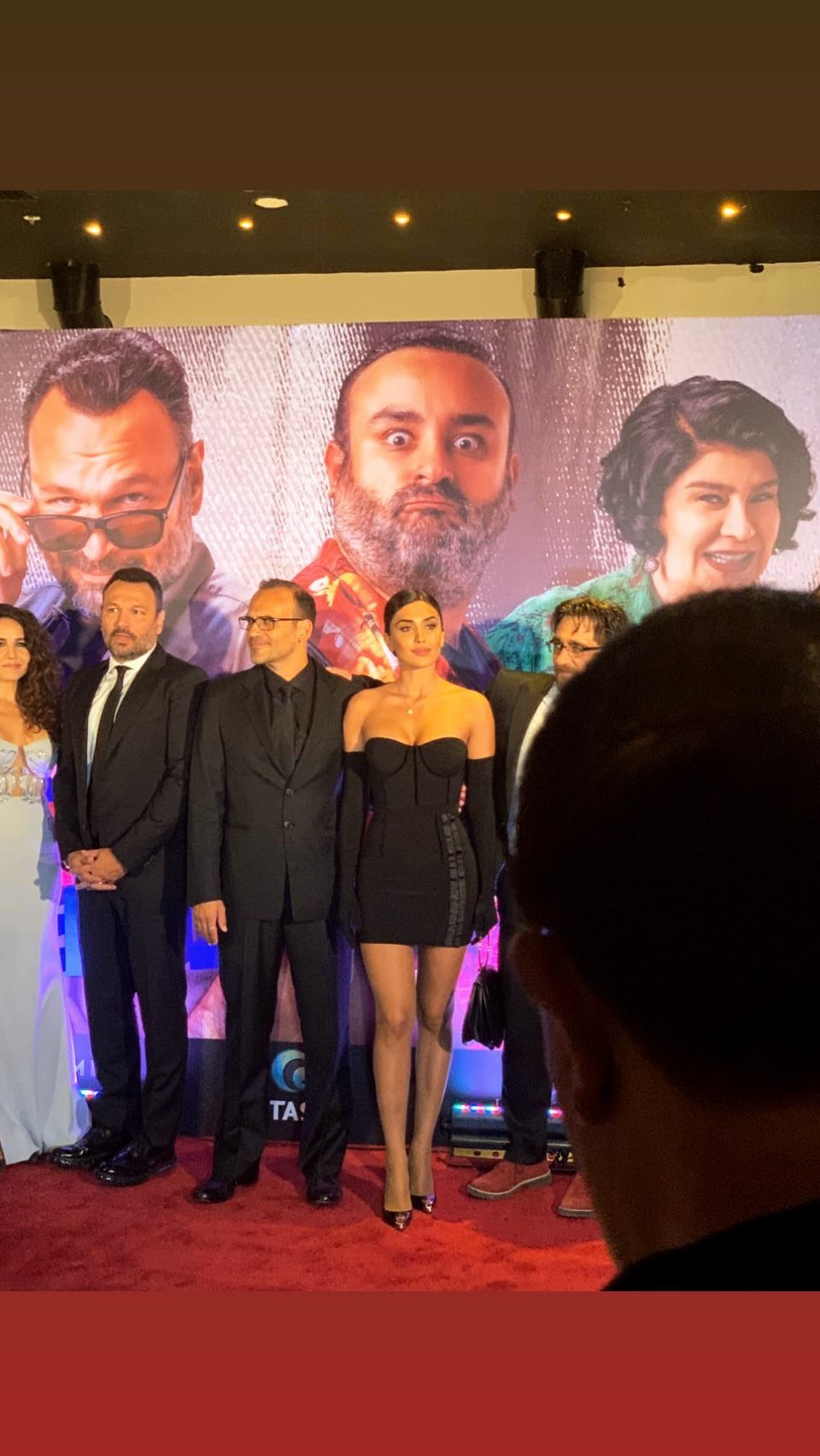 Pərvin Abıyeva dərin sinə dekoltəsi və qısa libası ilə türkləri heyran etdi - FOTO